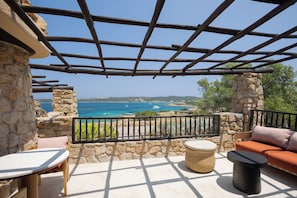 Deluxe Room (Sea) | Premium bedding, minibar, in-room safe, individually decorated