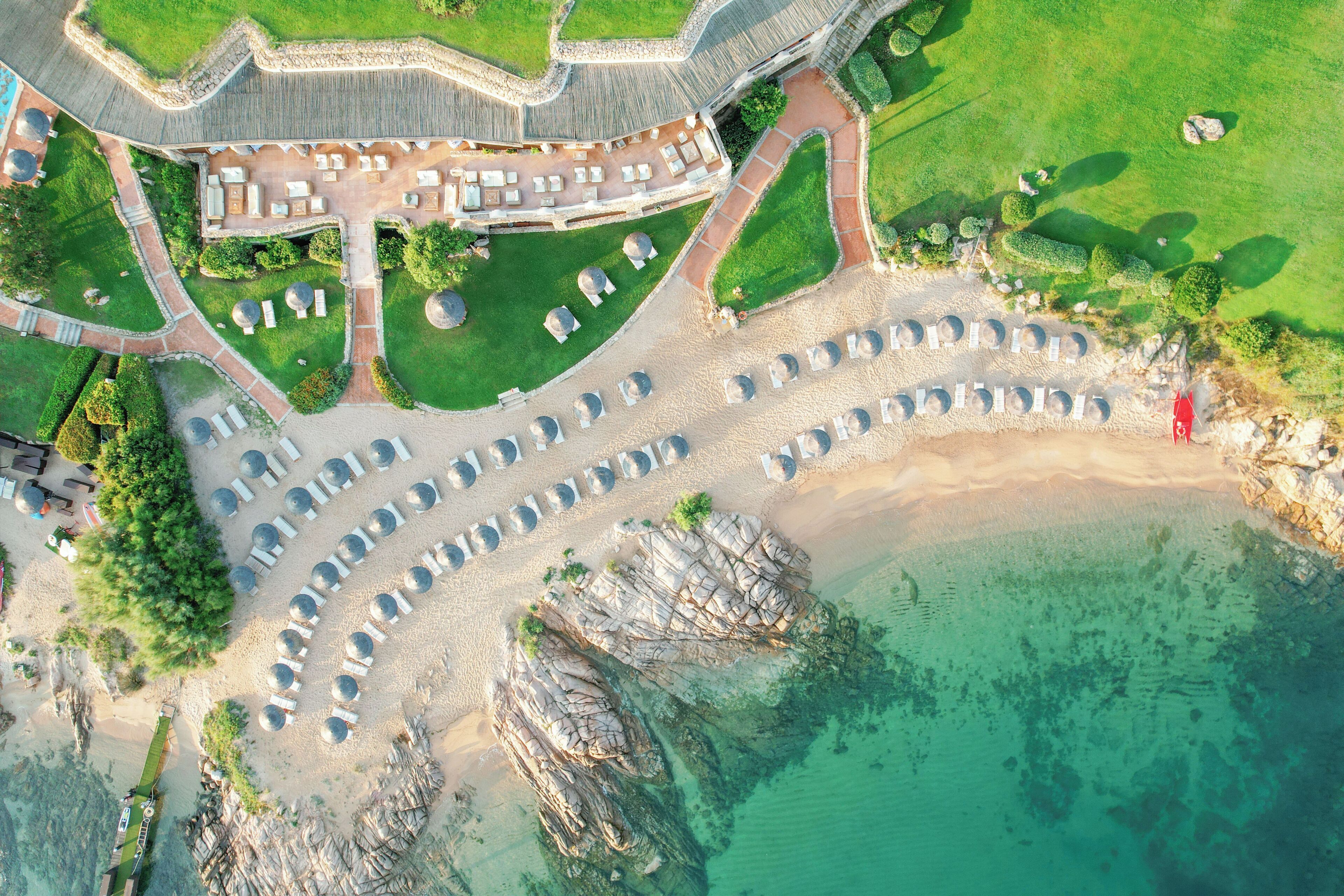Plage privée, chaises longues, parasols, serviettes de plage