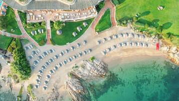 Plage privée, chaises longues, parasols, serviettes de plage