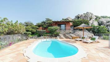 Suite (Roccia Pool Suite) | Hochwertige Bettwaren, Minibar, Zimmersafe, individuell dekoriert