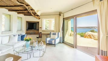 Suite (Pool Suite) | Woonkamer | Lcd-televisie, een dvd-speler en betaalfilms