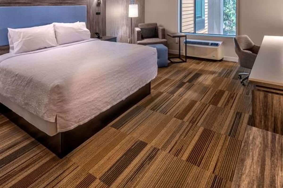 Caixa forta a l'habitació, escriptori i cortines opaques