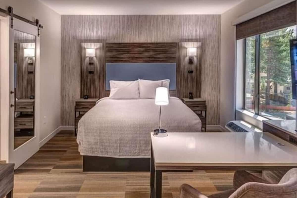 Caixa forta a l'habitació, escriptori i cortines opaques