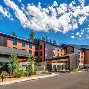 Exterior - Hampton Inn & Suites South Lake Tahoe (South Lake Tahoe)