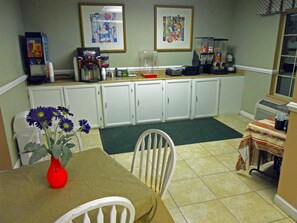 Breakfast area - America's Best Inn and Suites Beaufort (Beaufort)