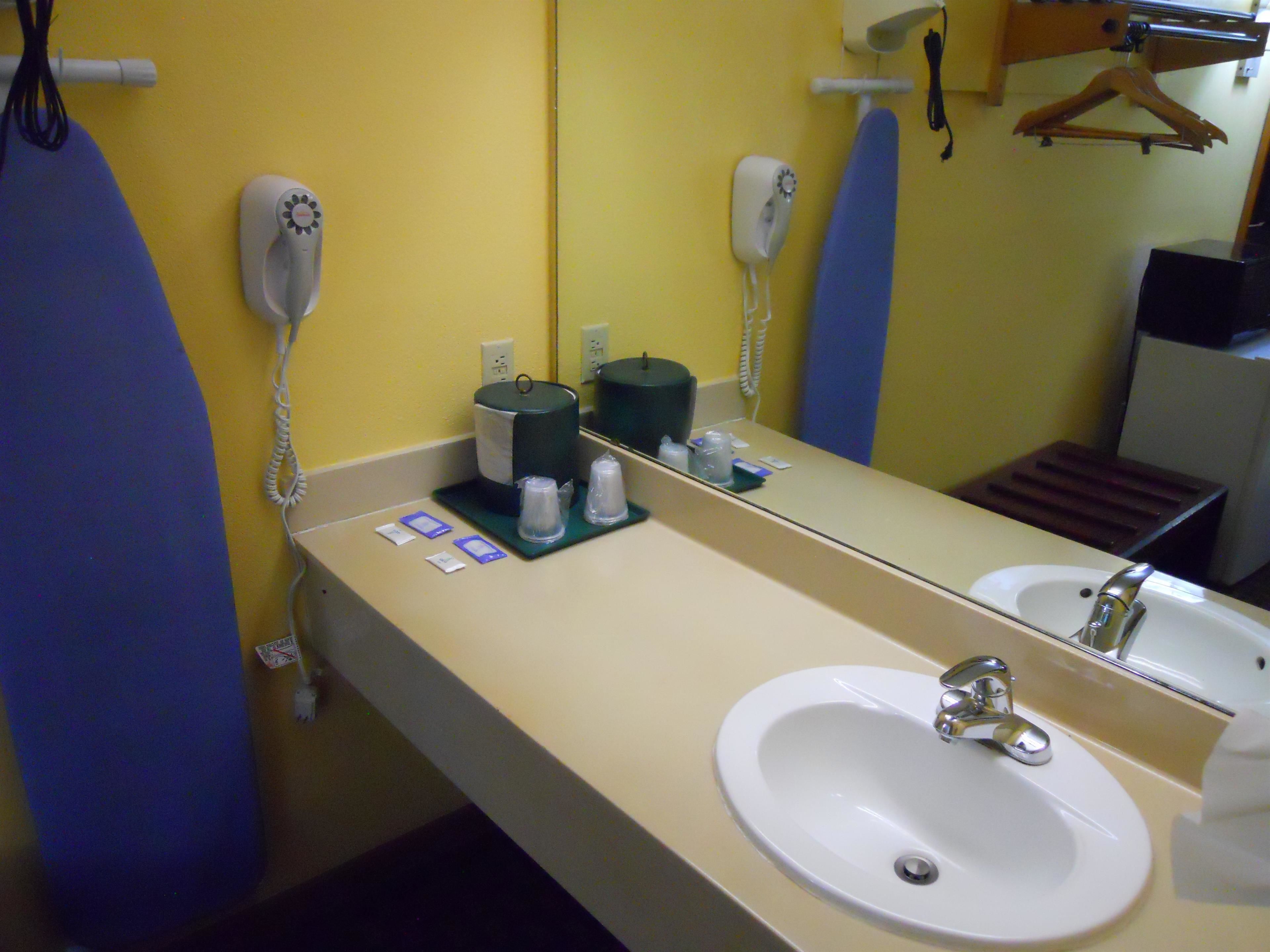 Bañera con ducha, artículos de tocador gratuitos, toallas