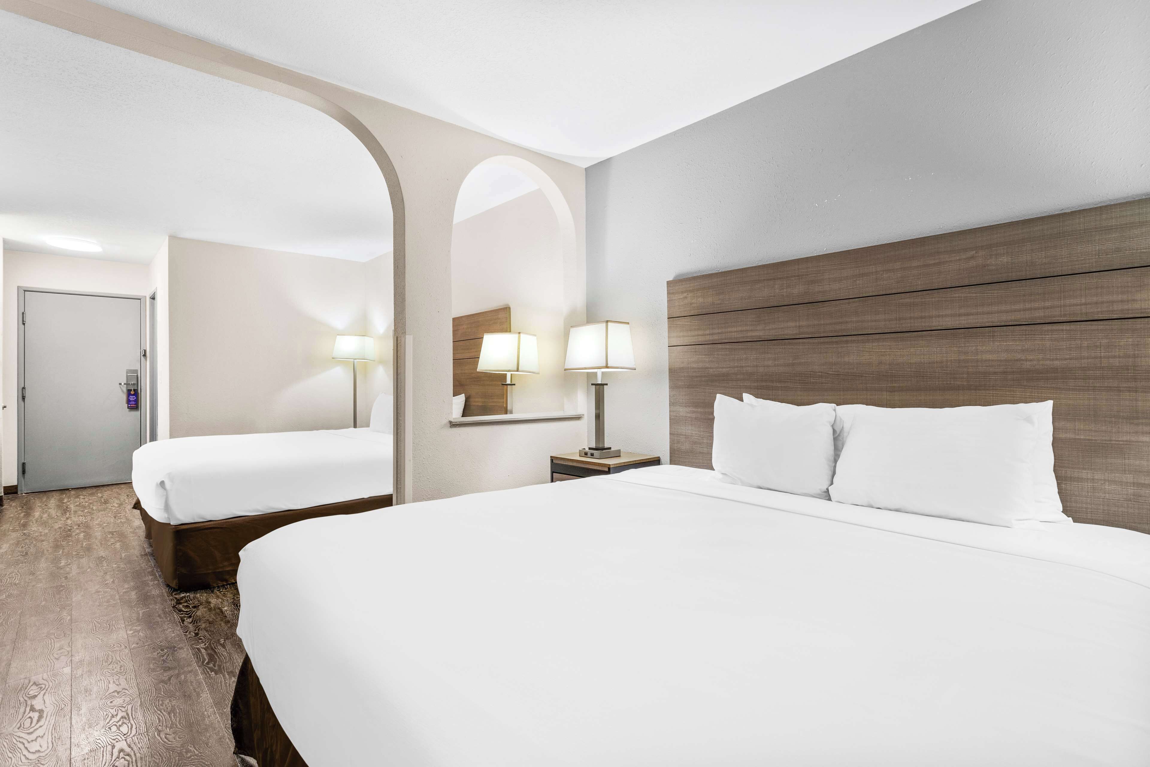 Habitación, varias camas | Mobiliario individual, escritorio, espacio para trabajar con un portátil