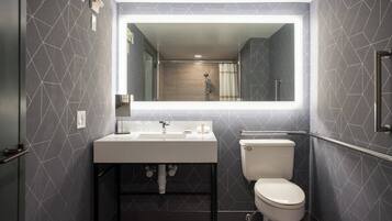 Combined shower/bathtub, free toiletries, hair dryer, towels