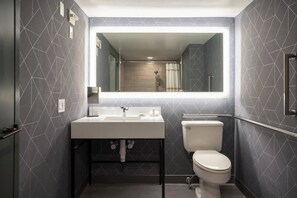 Combined shower/tub, free toiletries, hair dryer, towels - Philadelphia Marriott Old City (Philadelphia)