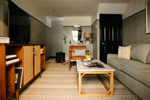 高级套房 (Maisonette, Loft) | 高档床上用品、迷你吧、客房内保险箱、办公桌
