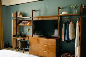 Premier Room, 1 King Bed, Accessible (Artist's) | Property amenity