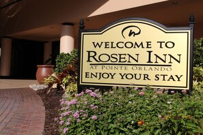 A welcome sign for Rosen Inn at Pointe Orlando.