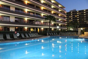 3 outdoor pools, open 9:00 AM to 10:00 PM, pool umbrellas, pool loungers