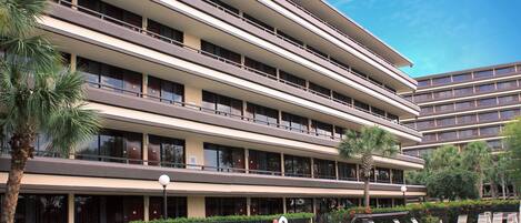 3 outdoor pools, open 9:00 AM to 10:00 PM, pool umbrellas, pool loungers