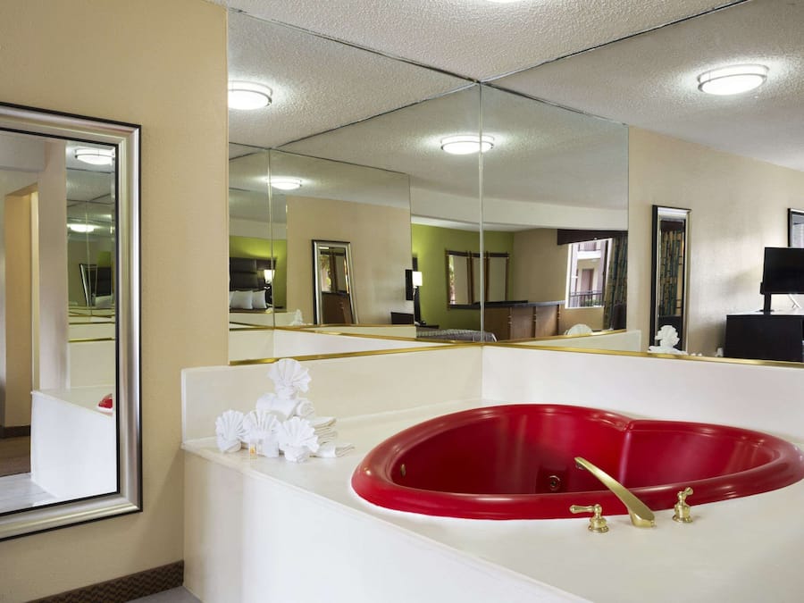 Caja de seguridad en la habitación y escritorio