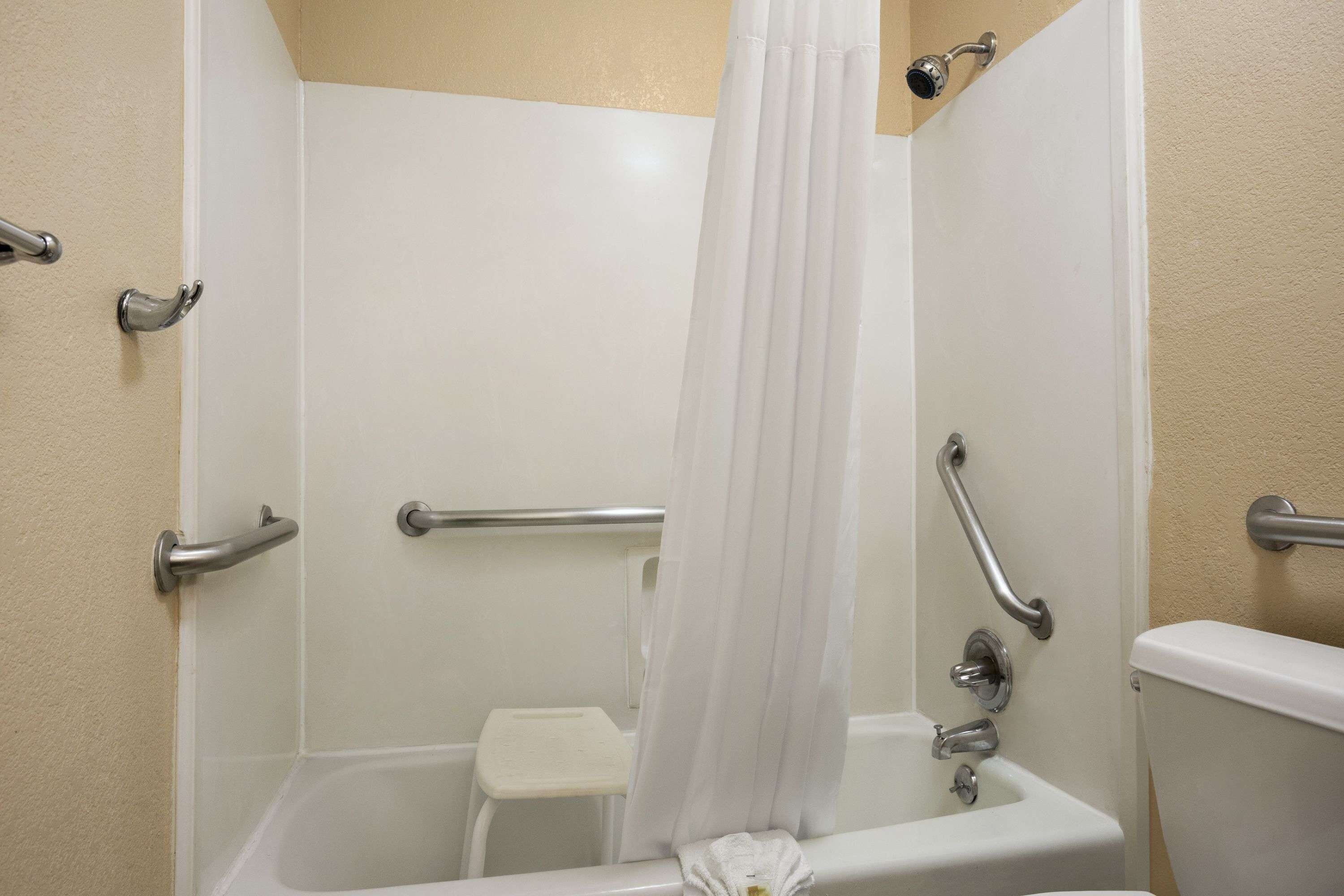 Tina con regadera, amenidades de baño gratuitas, secadora de cabello 