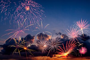 Cielo notturno con fuochi d'artificio.