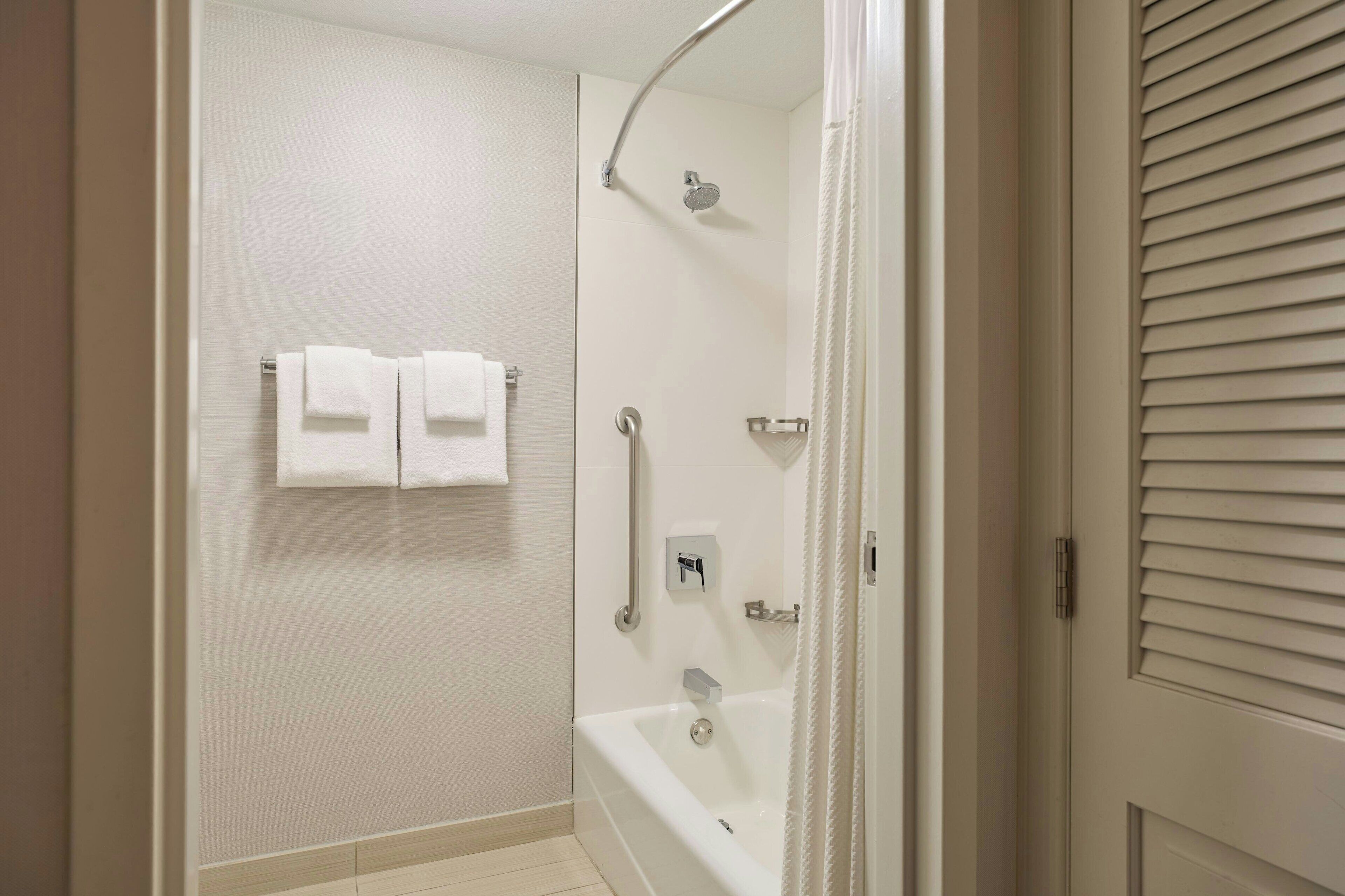 combined shower/bathtub, eco-friendly toiletries, hair dryer, towels