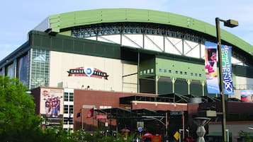 Chase Field stadion med en stor reklame for downtown Phoenix.