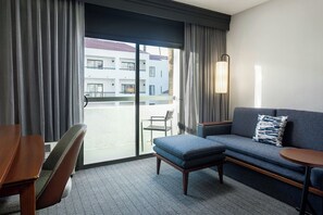 1 間睡房、高級寢具、書桌、熨斗/熨衫板