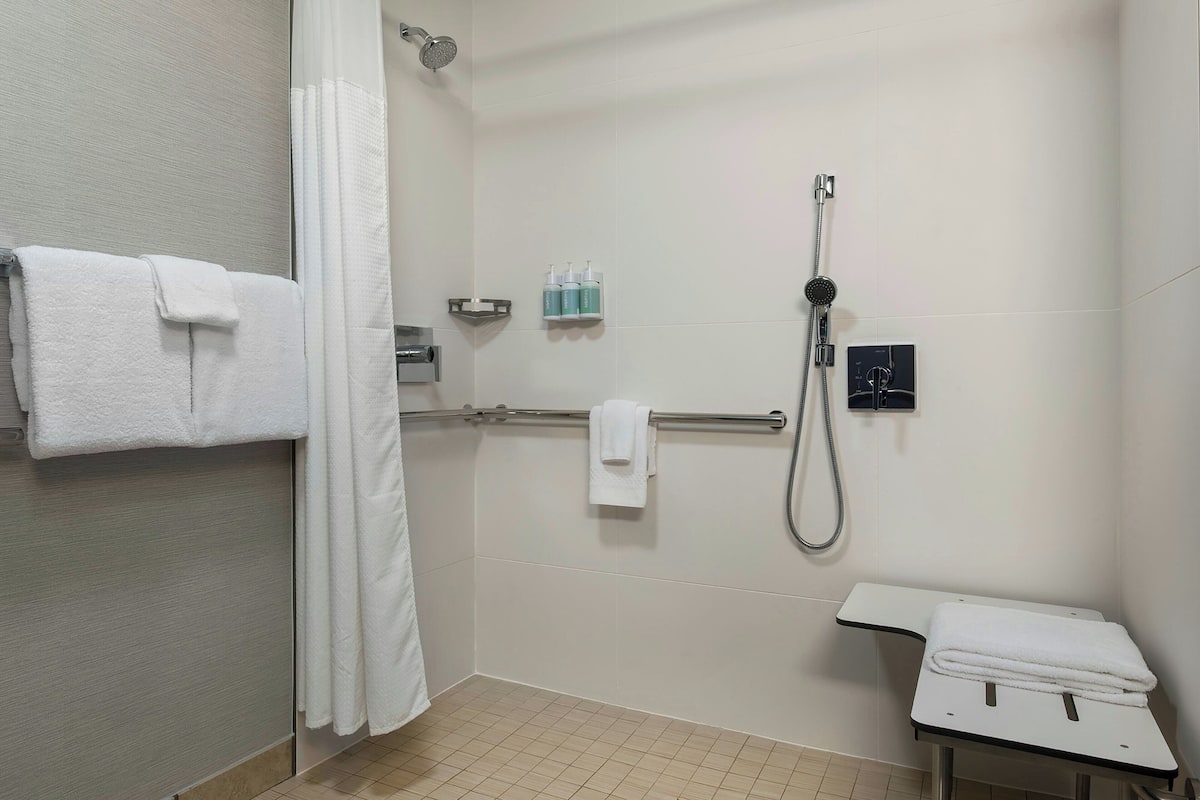 Bañera con ducha, artículos de tocador ecológicos, secador de pelo