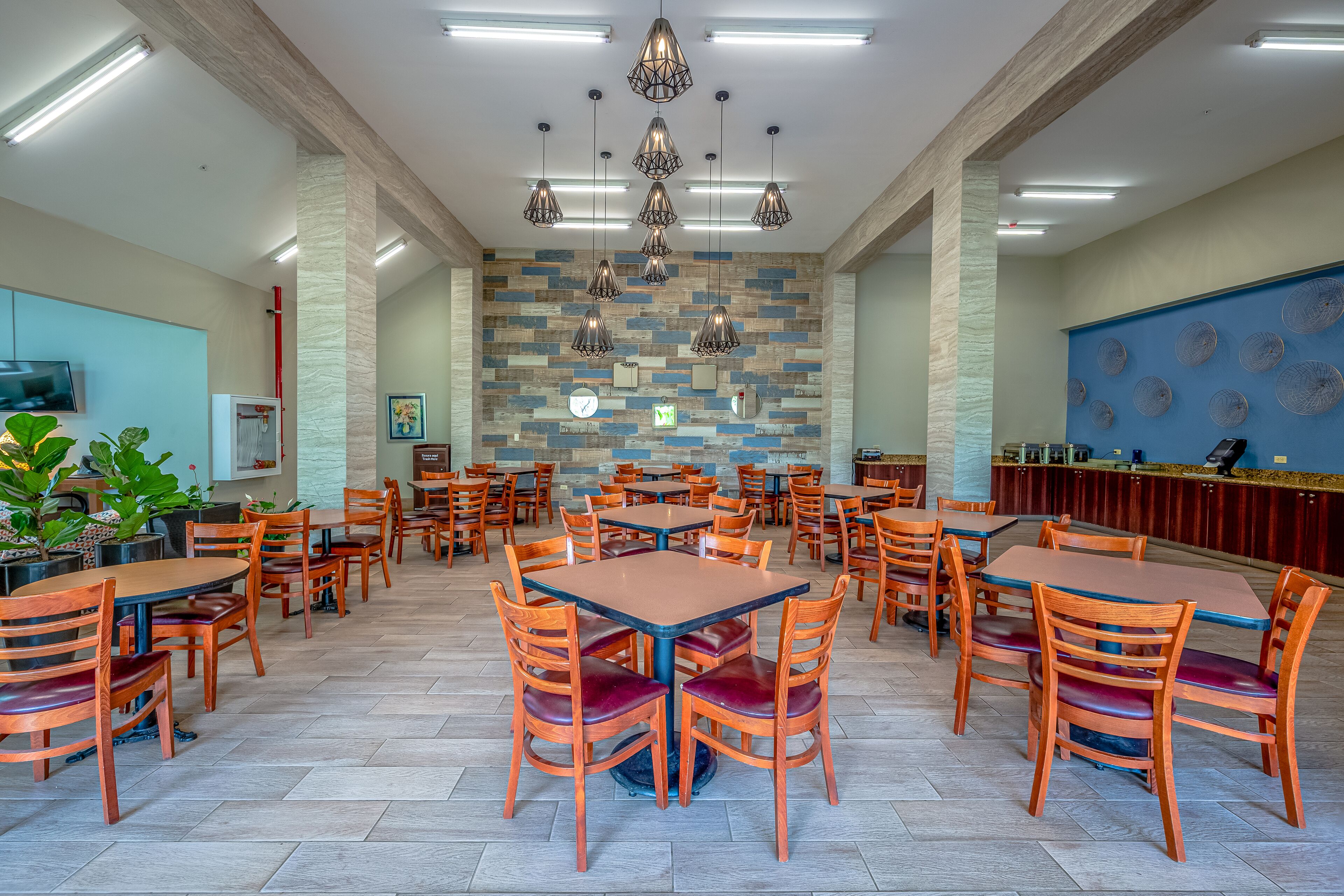 Daily buffet breakfast (CRC 7500 per person)