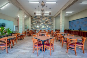 每日供应自助式早餐（每人 CRC 7500）