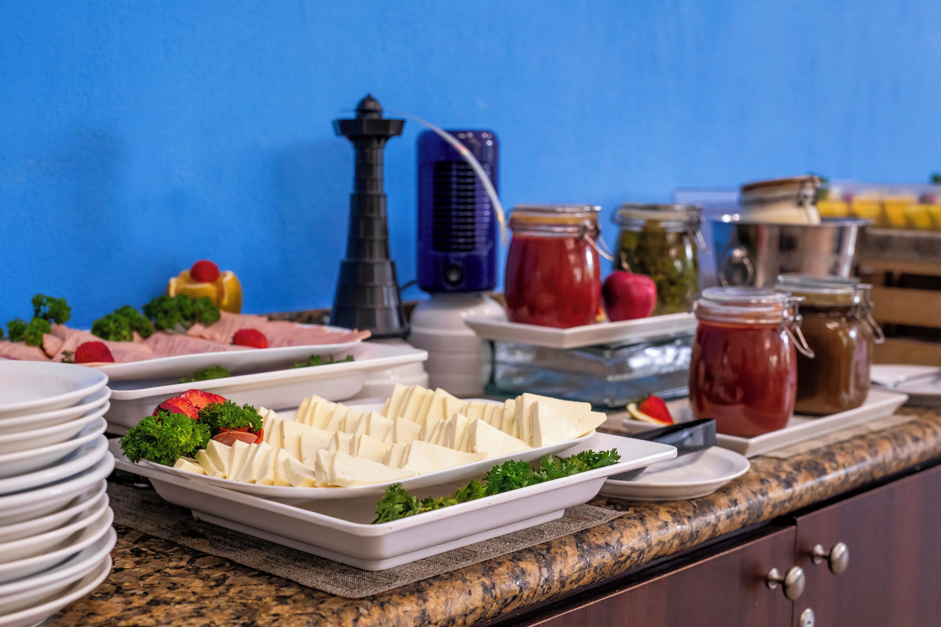 Una mesa de buffet con diversos alimentos y condimentos.