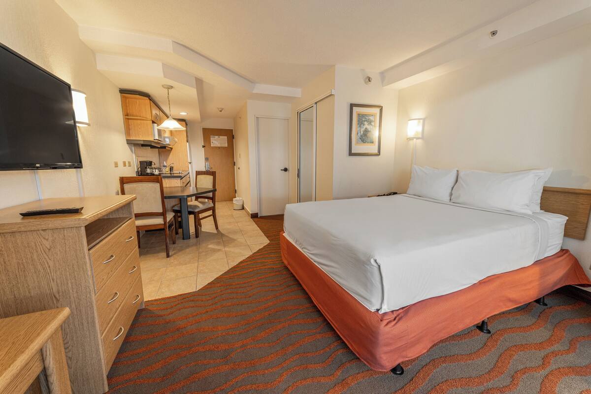 Superior Double Room | Seprai premium, brankas, meja kerja, dan ruang kerja ramah laptop