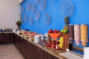 Daily buffet breakfast (CRC 7500 per person)