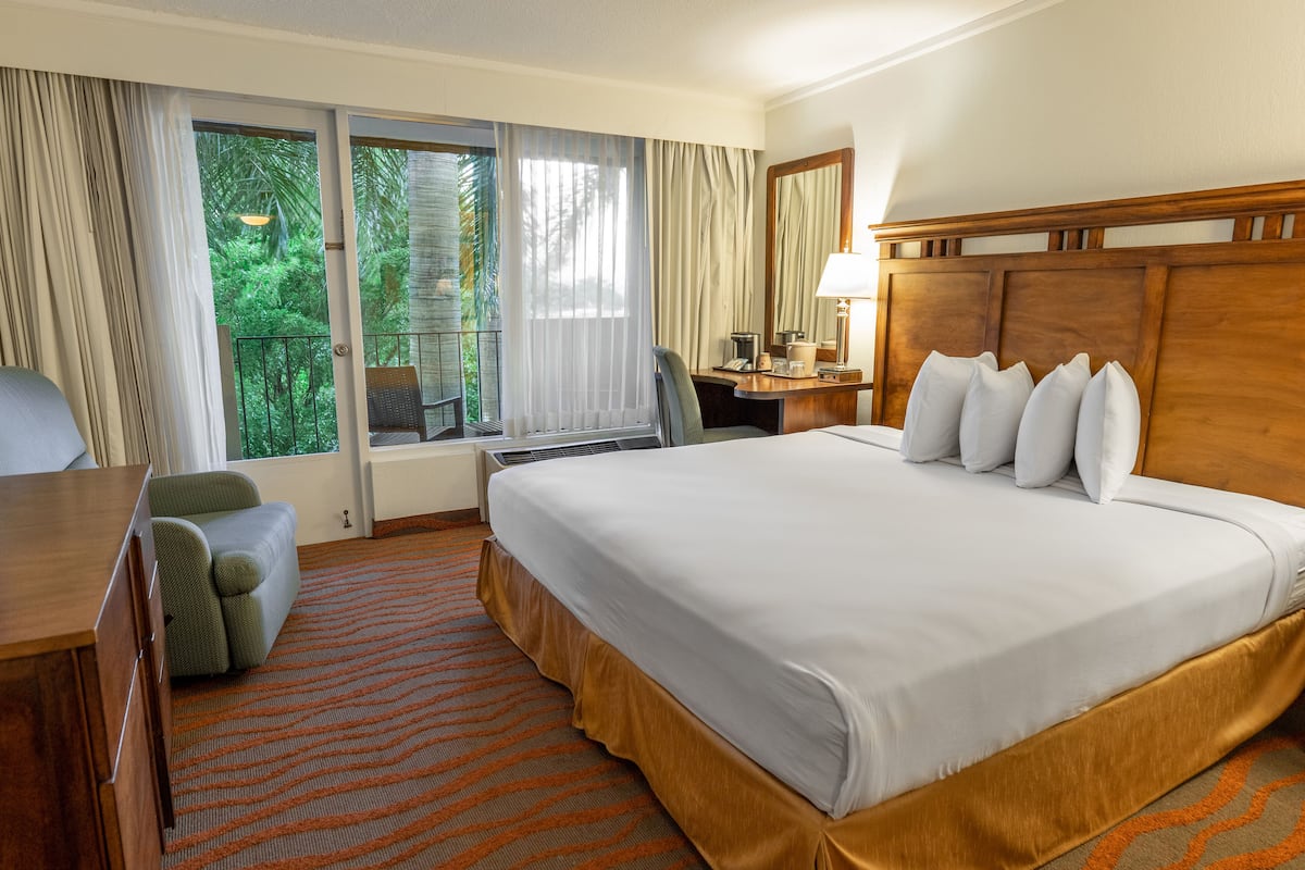 King Standard, City View with Balcony | Seprai premium, brankas, meja kerja, dan ruang kerja ramah laptop