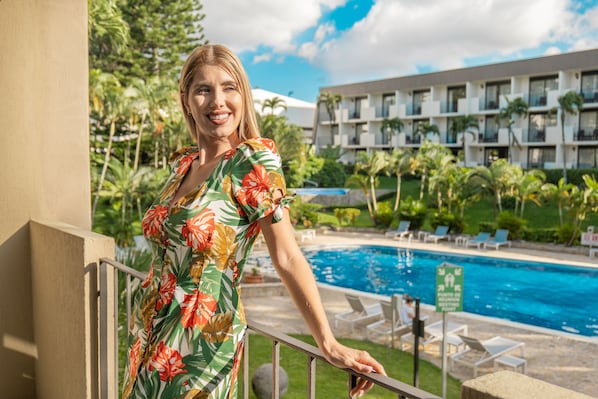 King Standard, Pool View with Balcony | Cofres nos quartos, escrivaninha, espaço de trabalho para notebook