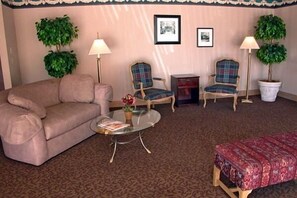 套房, 1 张特大床, 无烟房 | 防过敏的被褥、办公桌、熨斗/熨衣板、免费婴儿床