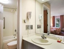 Bañera con ducha, artículos de tocador ecológicos, secador de pelo