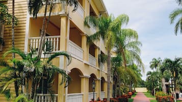 Vista frontal de la propiedad