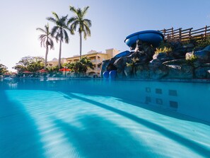 2 outdoor pools
