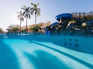 2 outdoor pools