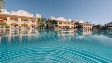 2 piscines extérieures