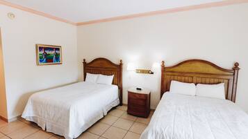 Habitació estàndard, 2 llits de matrimoni, vistes a la piscina | Roba de llit d'alta qualitat, caixa forta a l'habitació i escriptori