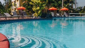 2 piscines a l'aire lliure