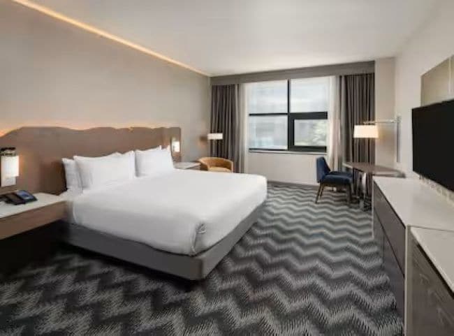 Allergitestet sengetøy, senger med overmadrass og safe på rommet