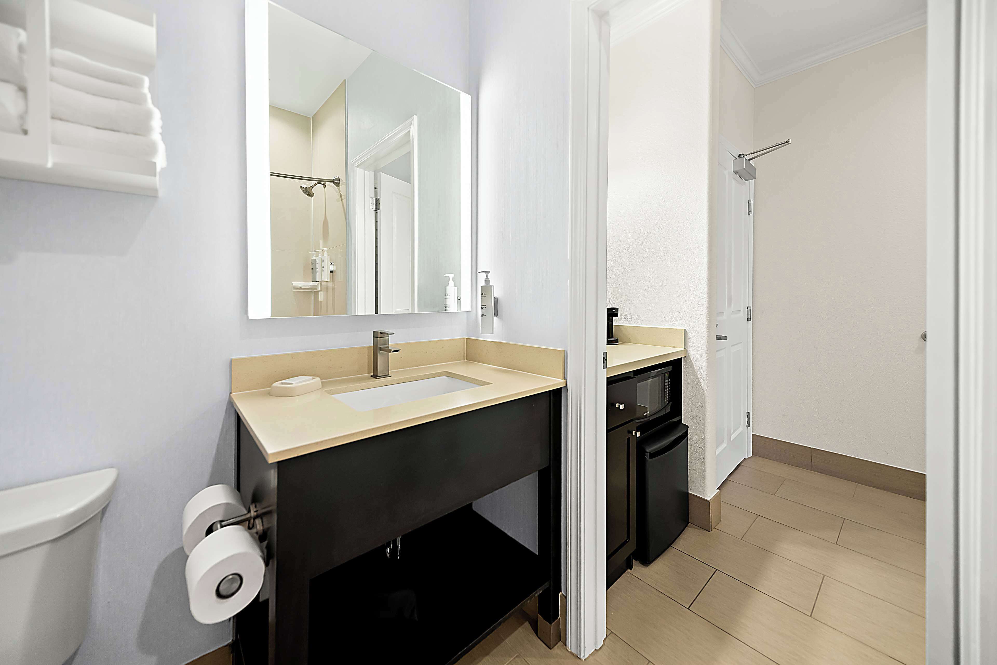 room, 2 queen beds, non smoking | bathroom | combined shower/bathtub, free toiletries, hair dryer, towels