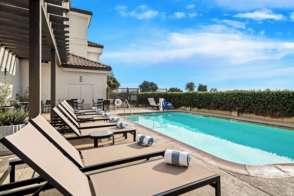 حمّام سباحة خارجي، مقاعد للتشمس