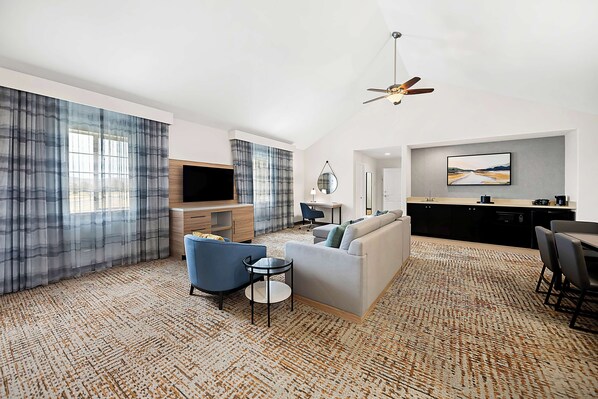 Suite, 1 King Bed, Non Smoking | Living area