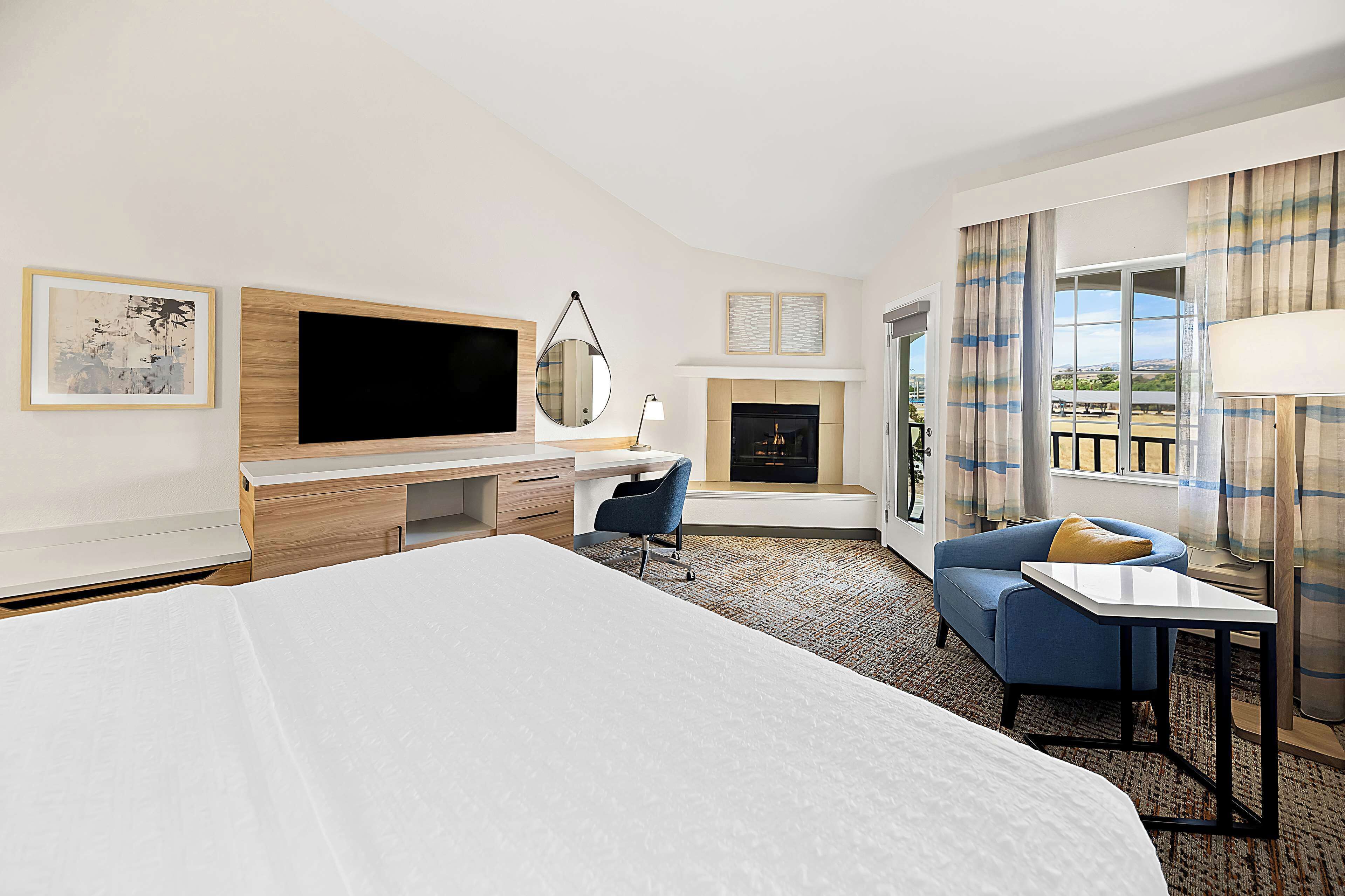 room, 1 king bed, non smoking, balcony (fireplace) | living area | 40-inch lcd tv with cable channels, tv