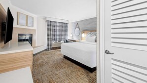 A hotel room with a bed, a desk, a TV, and a wardrobe. - Hampton Inn Morgan Hill (Morgan Hill)