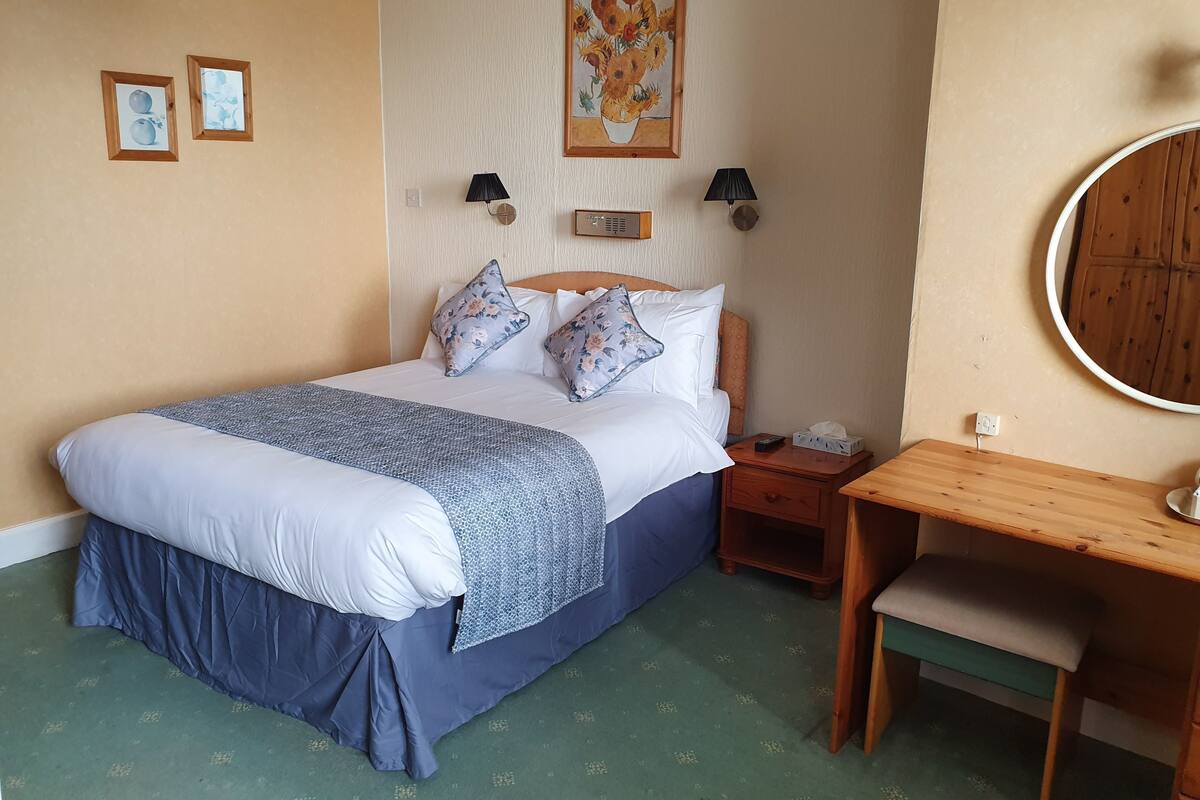 Chambre Double, salle de bains attenante, vue mer