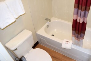 Combined shower/bathtub, eco-friendly toiletries, towels