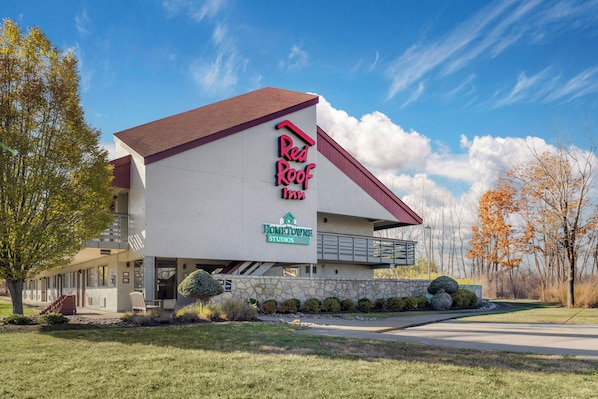 A two-story building with a red roof and a sign for Red Roof Inn. - Red Roof Inn Buffalo - Niagara Airport (Bowmansville)