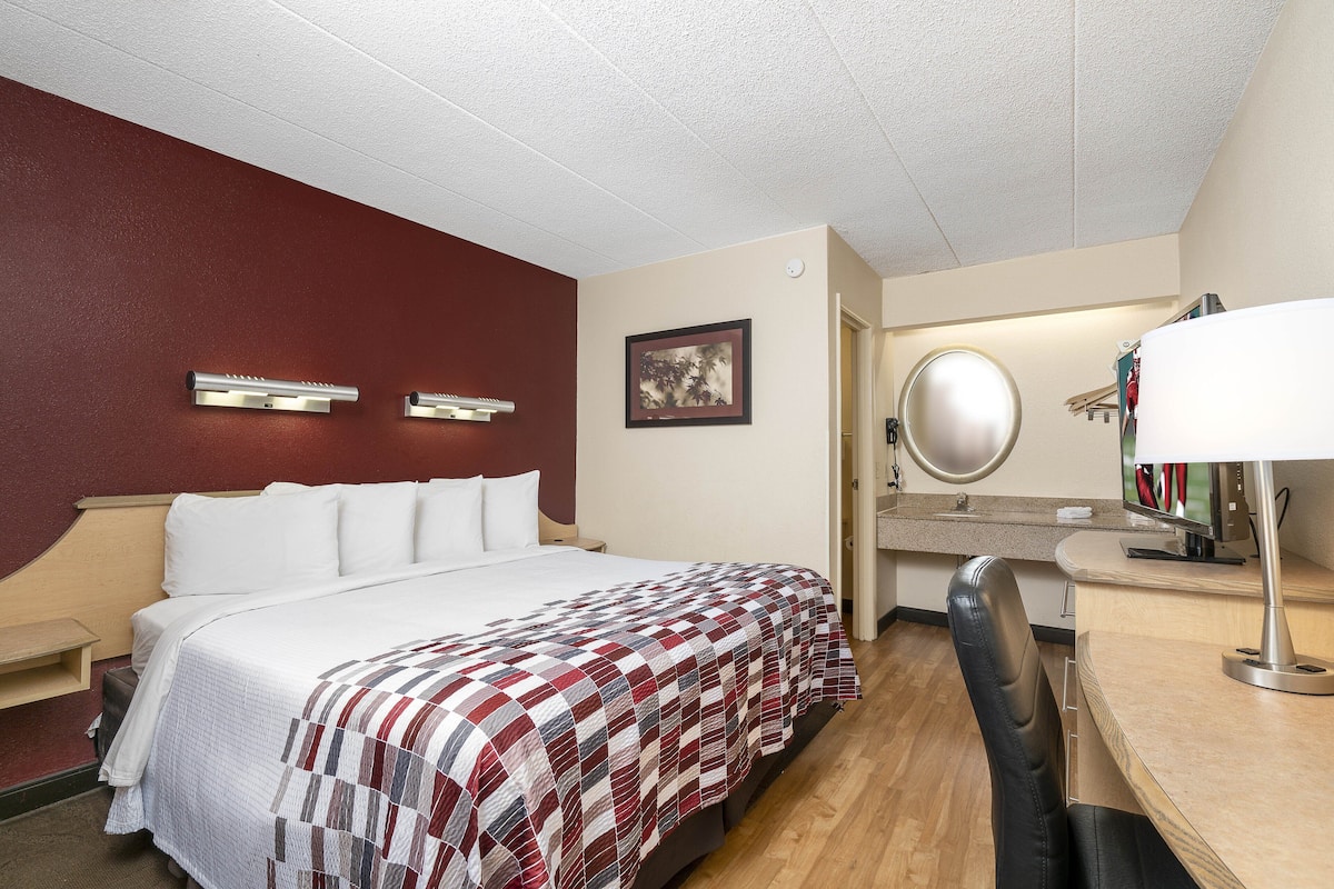 standard room, 1 king bed (smoke free) | 1 bedroom, desk, blackout curtains, iron/ironing board